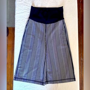 Lululemon Capri Pants Blue And White Below Knee Size 6 High Waist
